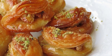 dilber-dudagi-tanimi-serbetli-tatlilarin-en-sevilenlerinden-enfes-dilber-dudagi-nasil-yapilir-Sn8NLjlZ.jpg