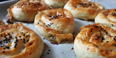 ispanakli-gul-boregi-tanimi-borek-sevenlerin-bayilacagi-enfes-ispanakli-gul-boregi-nasil-yapilir-J5k6kWBV.jpg