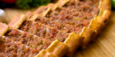 kiymali-pide-tanimi-disarida-yediklerinizle-yarisacak-cesitten-nefis-kiymali-pide-nasil-yapilir-E8zUmrDv.jpg