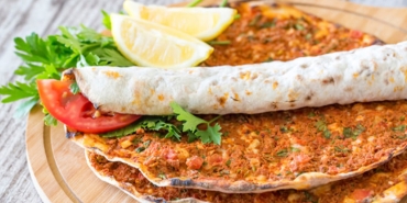 lahmacun-tanimi-turk-mutfaginin-citir-citir-lezzeti-lahmacun-nasil-yapilir-MQ3MVTXZ.jpg