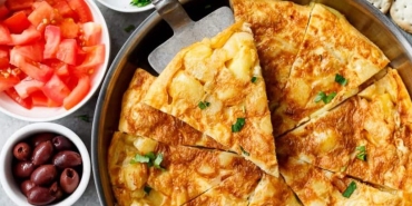 patatesli-omlet-tanimi-hafta-sonu-kahvalti-sofralarina-yakisacak-nefis-patatesli-omlet-nasil-yapilir-AIFXwYqs.jpg