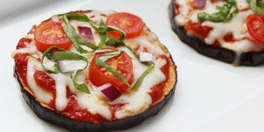patlican-tabanli-pizza-tanimi-hamurdan-ve-kaloriden-uzak-lezzet-dolu-patlican-tabanli-pizza-nasil-OnDKrFBv.jpg