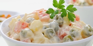 rus-salatasi-tanimi-sofralarin-en-lezzetli-yancisi-rus-salatasi-nasil-yapilir-zyAYvLuj.jpg