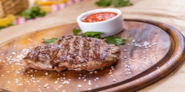 t-bone-steak-tanimi-meskende-hos-pismis-et-yemek-isteyenler-icin-t-bone-steak-nasil-yapilir-DaxJ6UUV.jpg