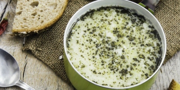 yogurt-corbasi-tanimi-ister-soguk-ister-sicak-her-haline-bayildigimiz-yogurt-corbasi-nasil-yapilir-7J76ynCT.jpg